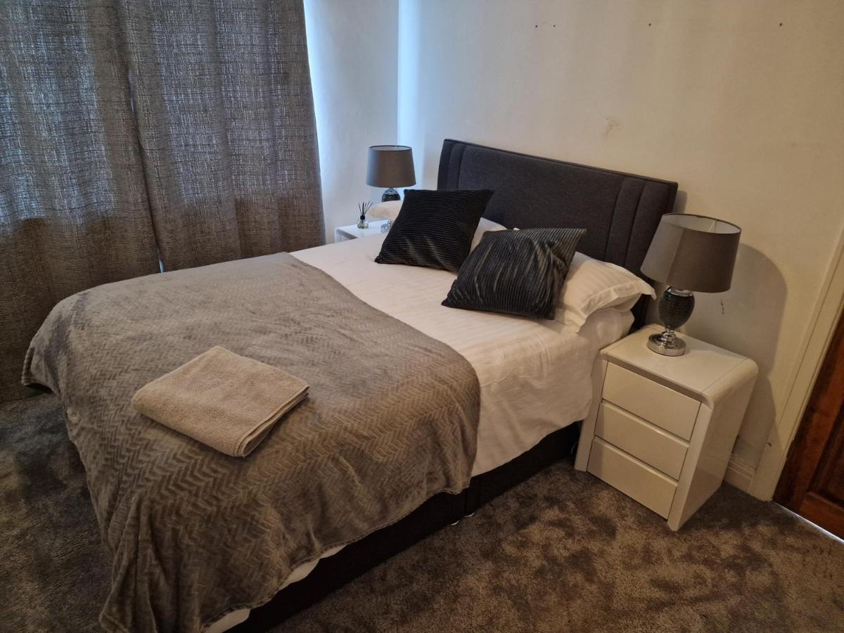 L & J Escapes- 4 Bedrooms Suitable For Contractors And Families- Large Private Parking-10 Minutes To M6 Junction 9 Coseley Ngoại thất bức ảnh